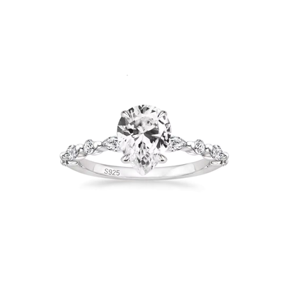 Anillo de pera con destellos de eternidad