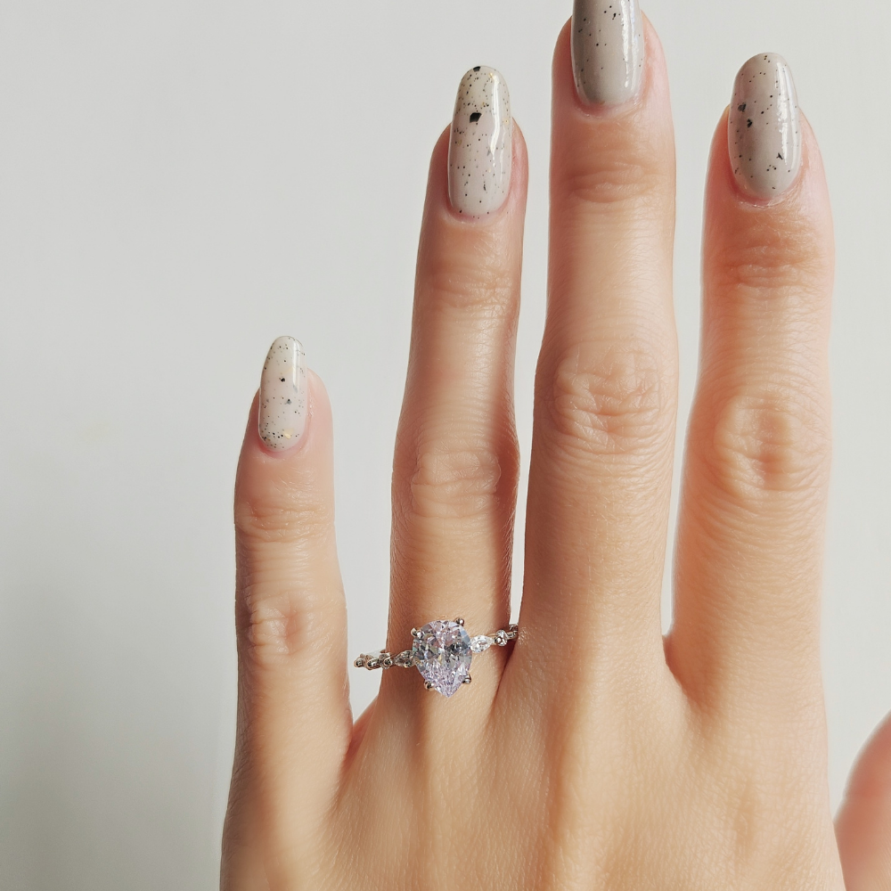 Anillo de pera con destellos de eternidad