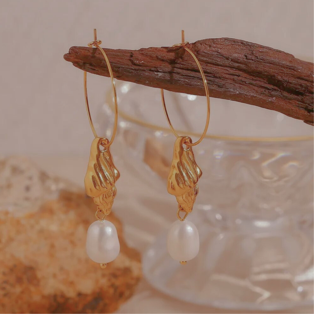 Pendientes de aro con conchas y perlas